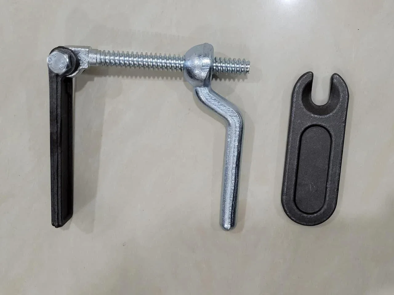 Assembled forged lever with zinc-plated handle and threaded eye bolt